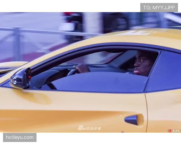 巴洛特利手捧薯条，后面停着好几辆法拉利——我看傻了